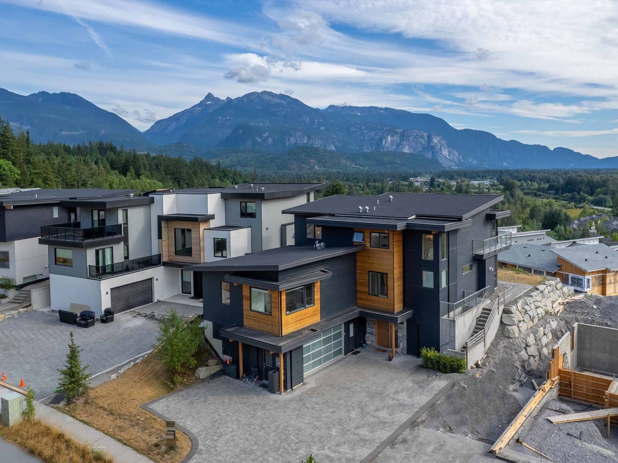 Main Photo: 2006 DOWAD Drive in Squamish: Tantalus House for sale : MLS®# R2803484