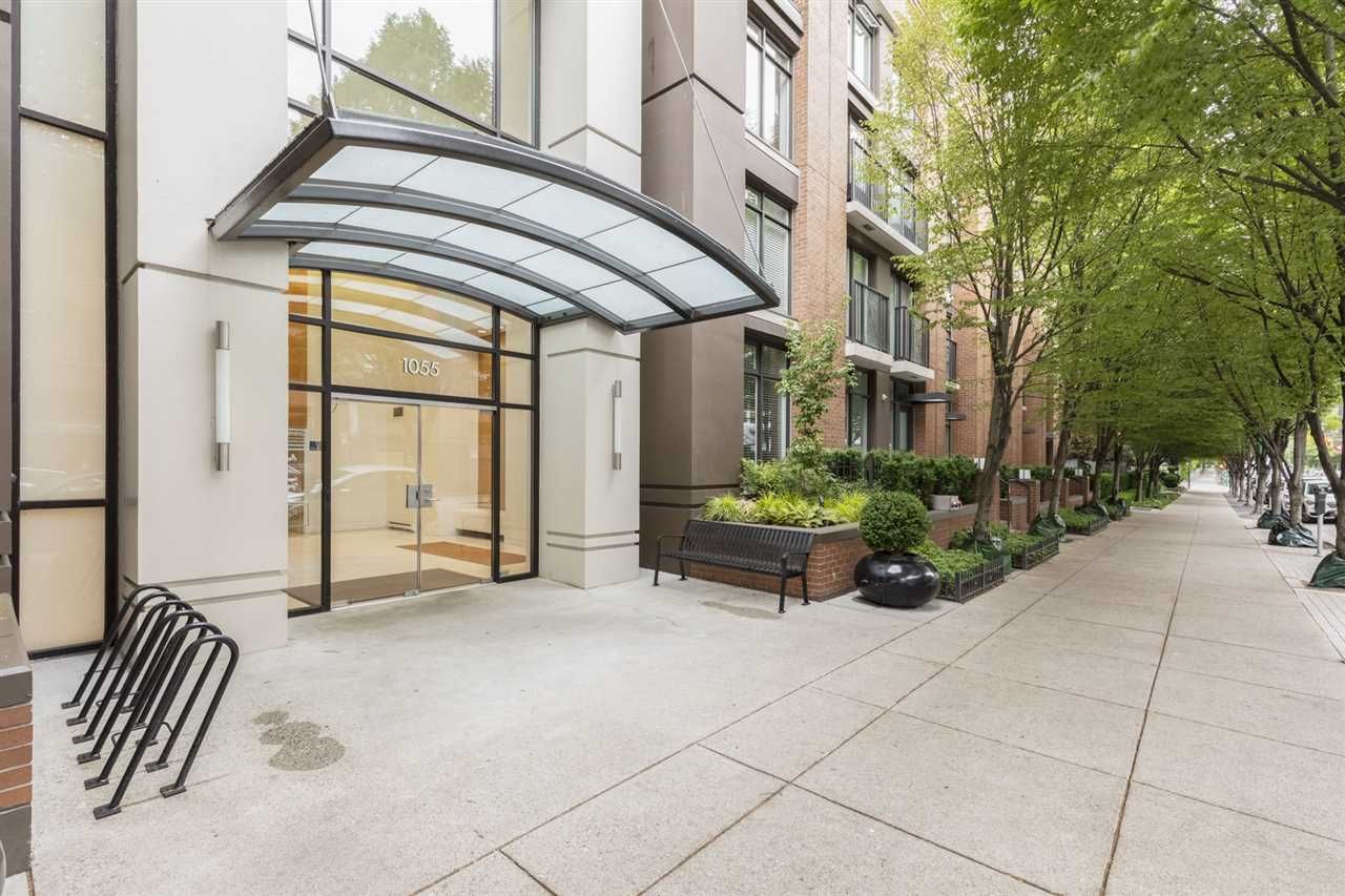 Main Photo: 1605 1055 HOMER Street in Vancouver: Yaletown Condo for sale in "DOMUS" (Vancouver West)  : MLS®# R2377638