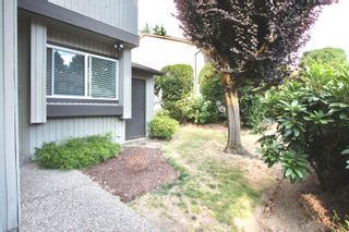 Photo 2: 9 32917 AMICUS Place in Abbotsford: Central Abbotsford Townhouse for sale in "Pine Grove Terrace" : MLS®# R2796061