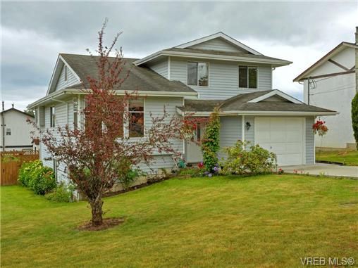 Main Photo: 553 Dunbar Cres in VICTORIA: SW Glanford House for sale (Saanich West)  : MLS®# 733902