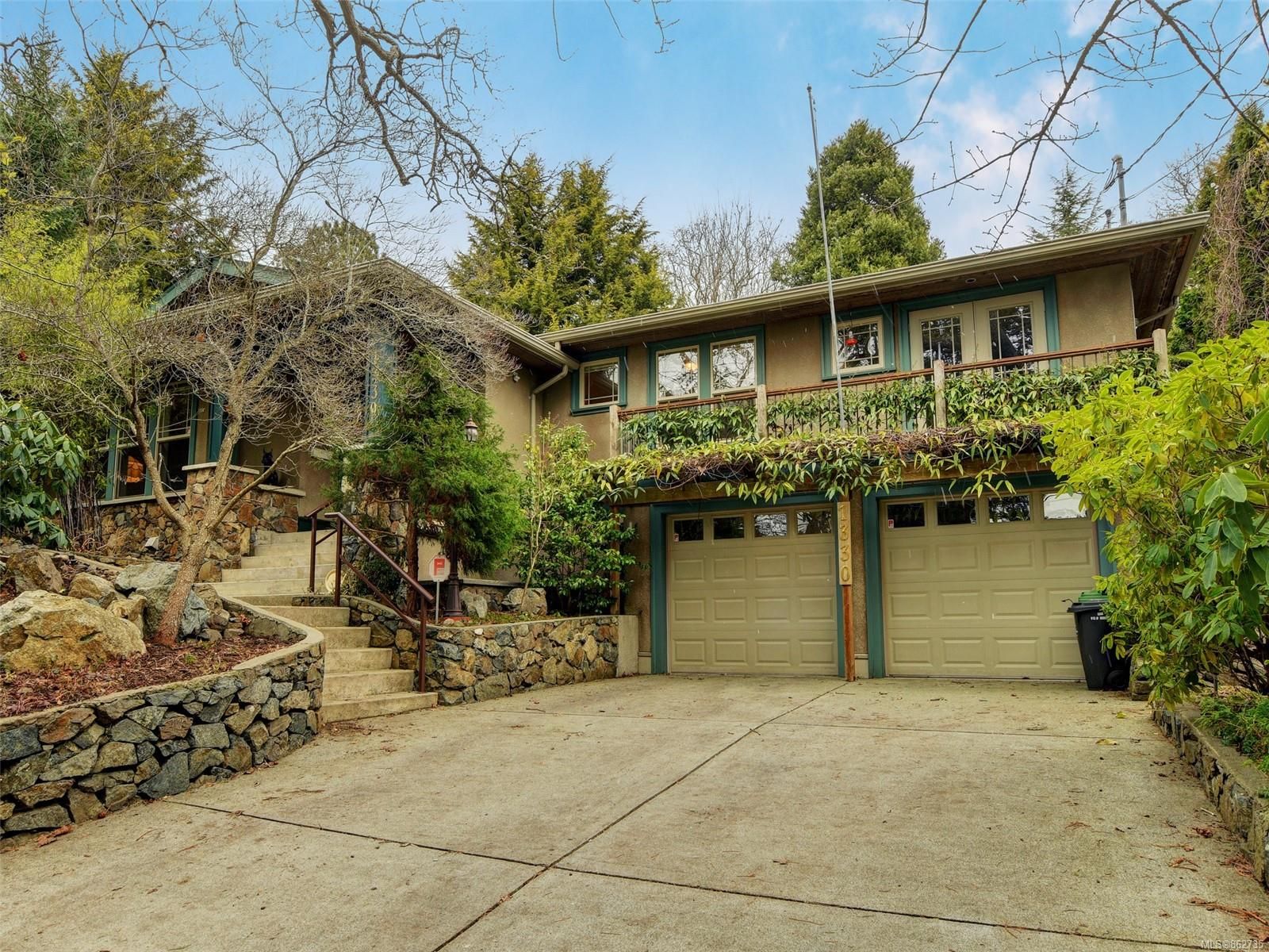 Main Photo: 1330 ROCKLAND Ave in Victoria: Vi Rockland House for sale : MLS®# 862735