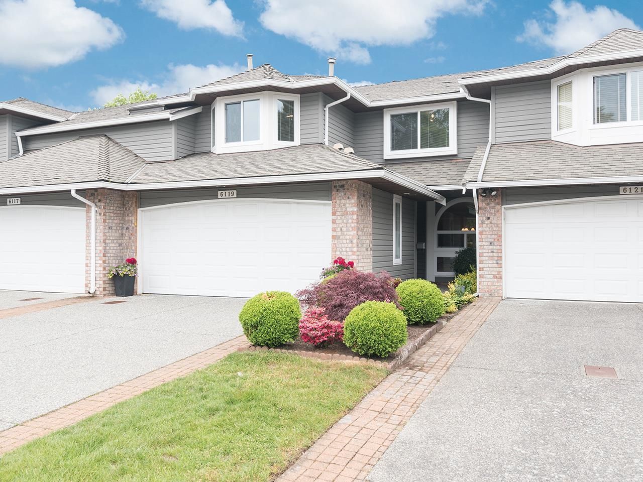 Main Photo: 6119 W BOUNDARY Drive in Surrey: Panorama Ridge Townhouse for sale in "Boundary Park" : MLS®# R2779352