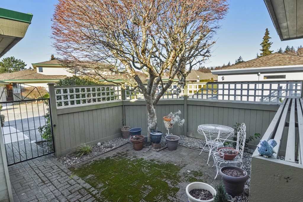 Photo 4: Photos: 2 14231 18A Avenue in Surrey: Sunnyside Park Surrey Townhouse for sale in "SUNHILL GARDENS" (South Surrey White Rock)  : MLS®# R2136203