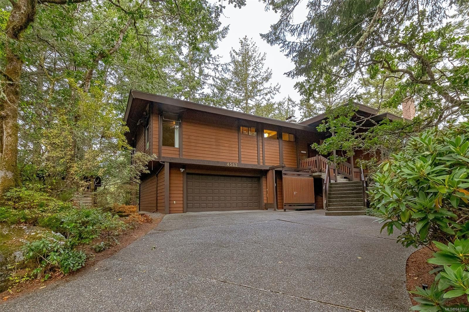 Main Photo: 4562 Rithetwood Dr in Saanich: SE Broadmead House for sale (Saanich East)  : MLS®# 941392