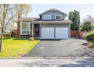Photo 1: 3712 HARWOOD Crescent in Abbotsford: Central Abbotsford House for sale : MLS®# R2567644