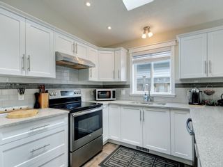 Photo 9: 60 7586 Tetayut Rd in Central Saanich: CS Hawthorne Manufactured Home for sale : MLS®# 935370