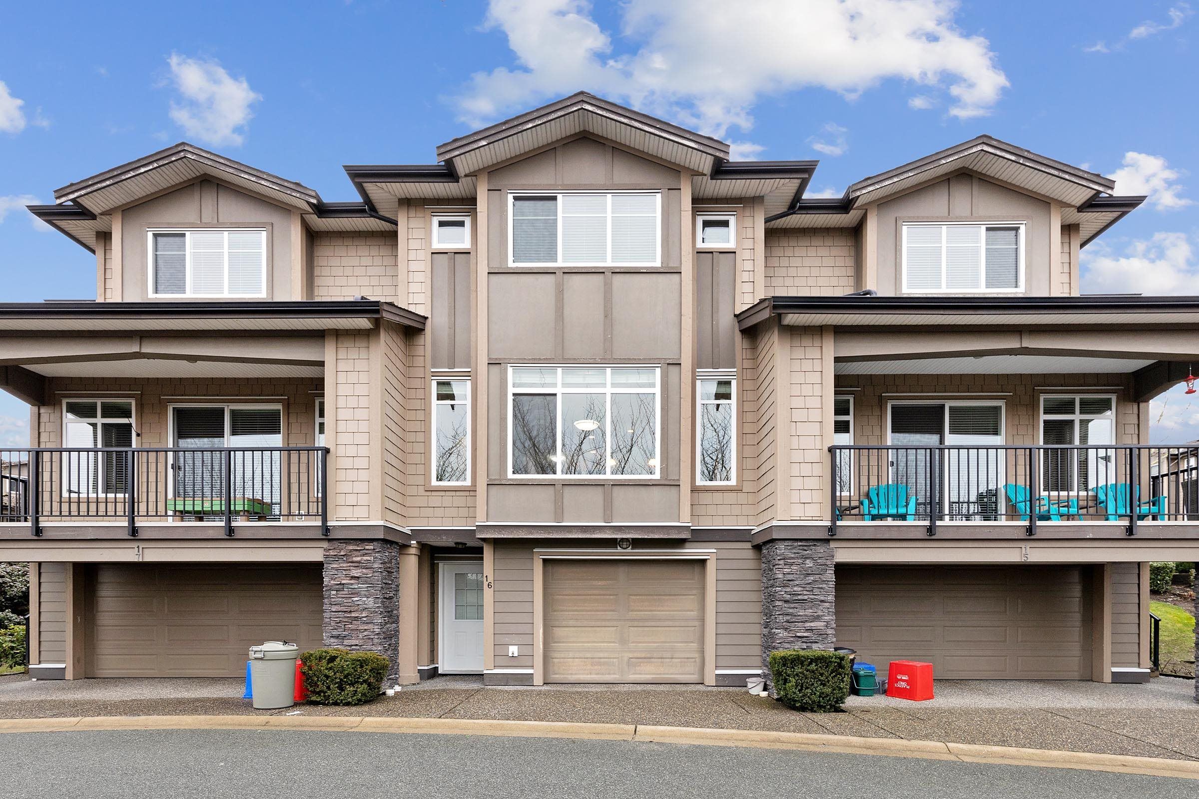 Main Photo: 16 22865 TELOSKY Avenue in Maple Ridge: East Central Townhouse for sale in "WINDSONG" : MLS®# R2652561