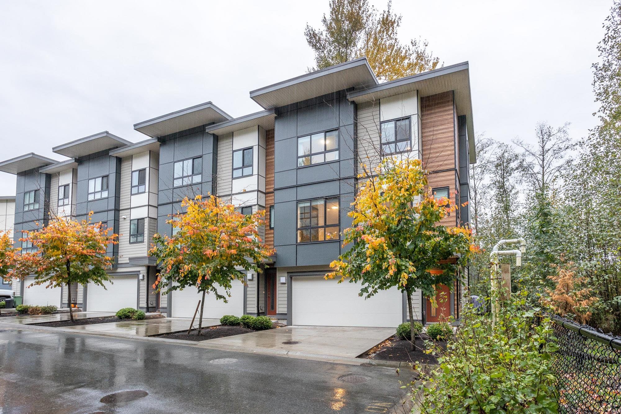 Main Photo: 16 1968 NORTH PARALLEL Road in Abbotsford: Abbotsford East Townhouse for sale in "Parallel North" : MLS®# R2632686