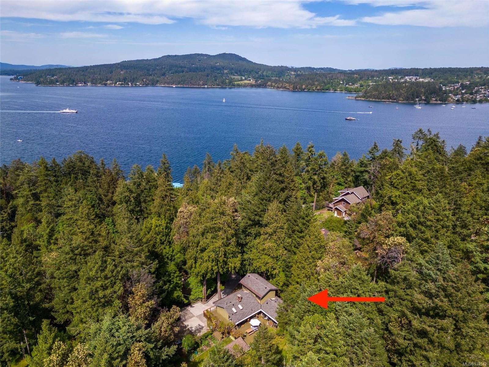 Main Photo: 7124 Willis Point Rd in Central Saanich: CS Willis Point House for sale : MLS®# 932542