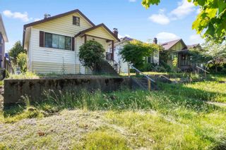 Photo 4: 745 SKEENA Street in Vancouver: Renfrew VE House for sale in "Adanac Park" (Vancouver East)  : MLS®# R2904117
