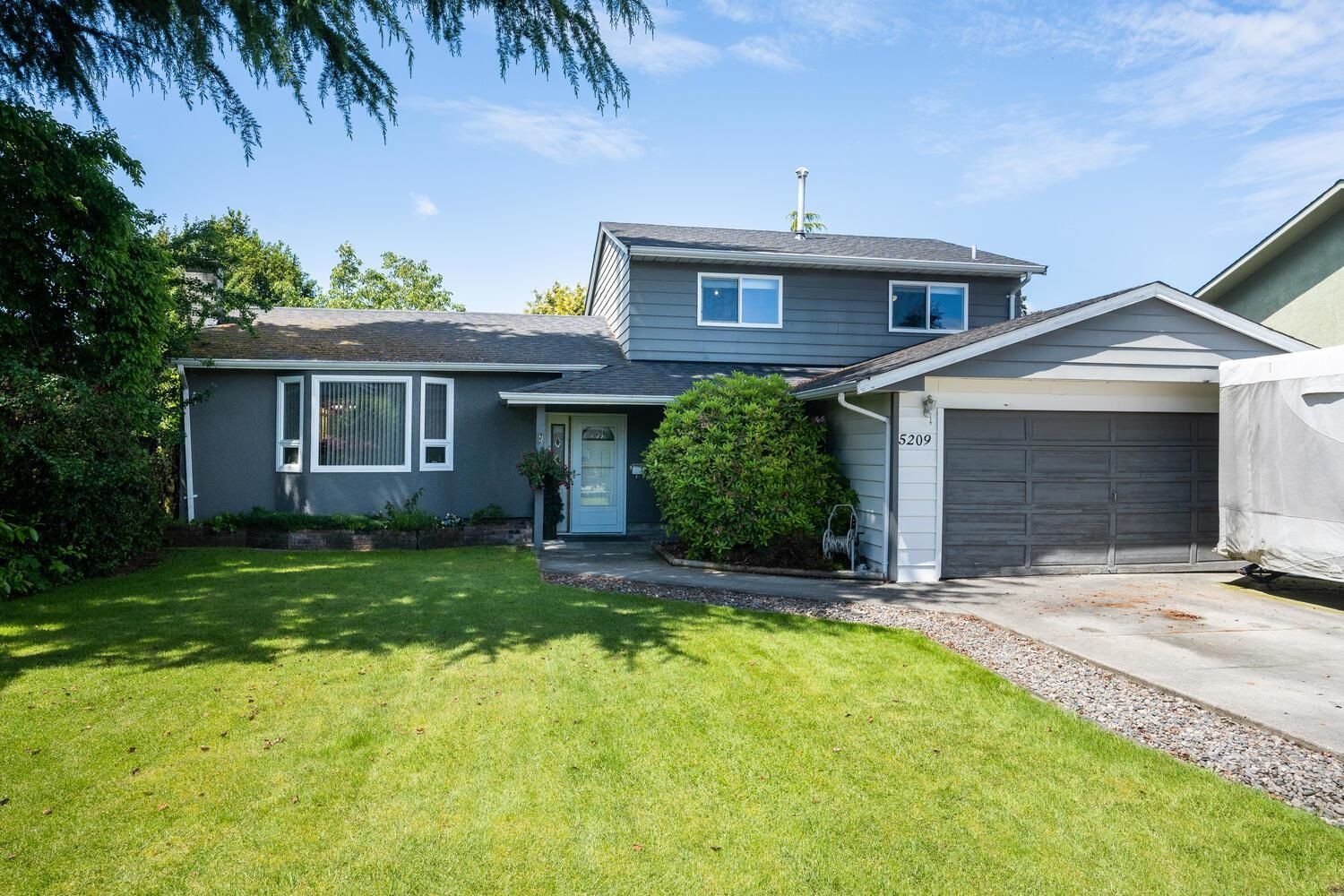 Main Photo: 5209 WALNUT Place in Delta: Hawthorne House for sale (Ladner)  : MLS®# R2699444