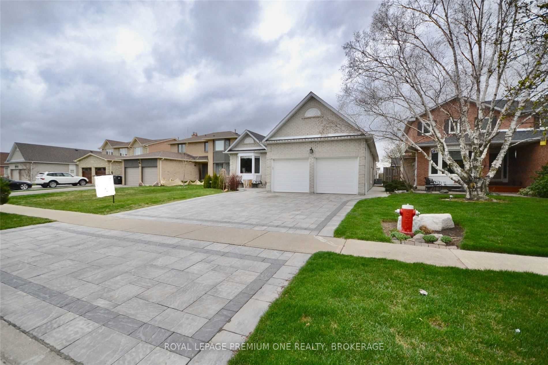 Main Photo: 63 Goodfellow Crescent in Caledon: Bolton North House (Bungalow) for sale : MLS®# W5993637