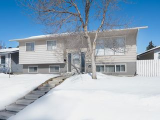 Photo 1: 5635 Brenner Crescent NW in Calgary: Brentwood Detached for sale : MLS®# A2013319