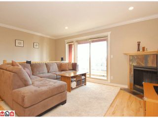 Photo 2: 5 14921 THRIFT Avenue: White Rock Townhouse for sale in "NICOLE PLACE" (South Surrey White Rock)  : MLS®# F1025156