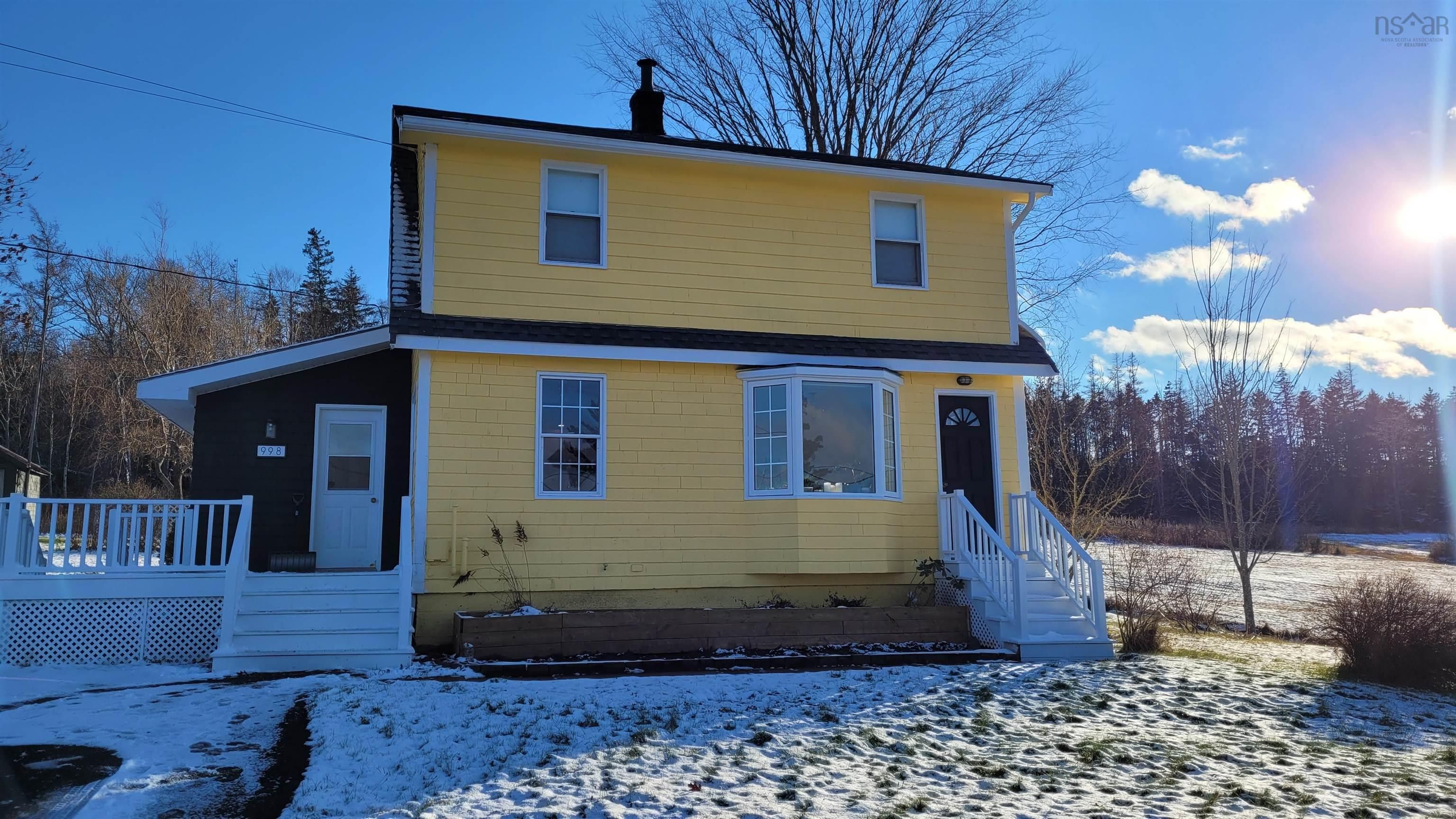 Main Photo: 998 Highway 215 in East Walton: 403-Hants County Residential for sale (Annapolis Valley)  : MLS®# 202200607