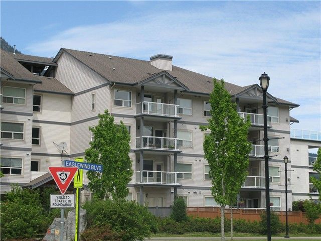 Main Photo: 211 1203 PEMBERTON Avenue in Squamish: Downtown SQ Condo for sale in "EAGLEGROVE" : MLS®# V1064733