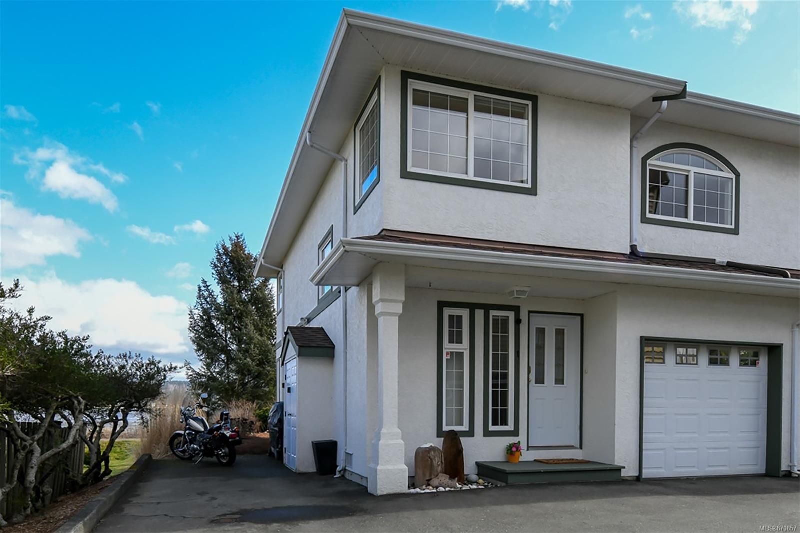 Main Photo: 1 3020 Cliffe Ave in Courtenay: CV Courtenay City Row/Townhouse for sale (Comox Valley)  : MLS®# 870657