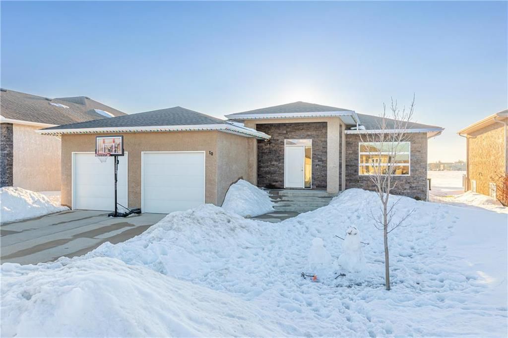Main Photo: 10 CARILLON Way in Steinbach: R16 Residential for sale : MLS®# 202205474