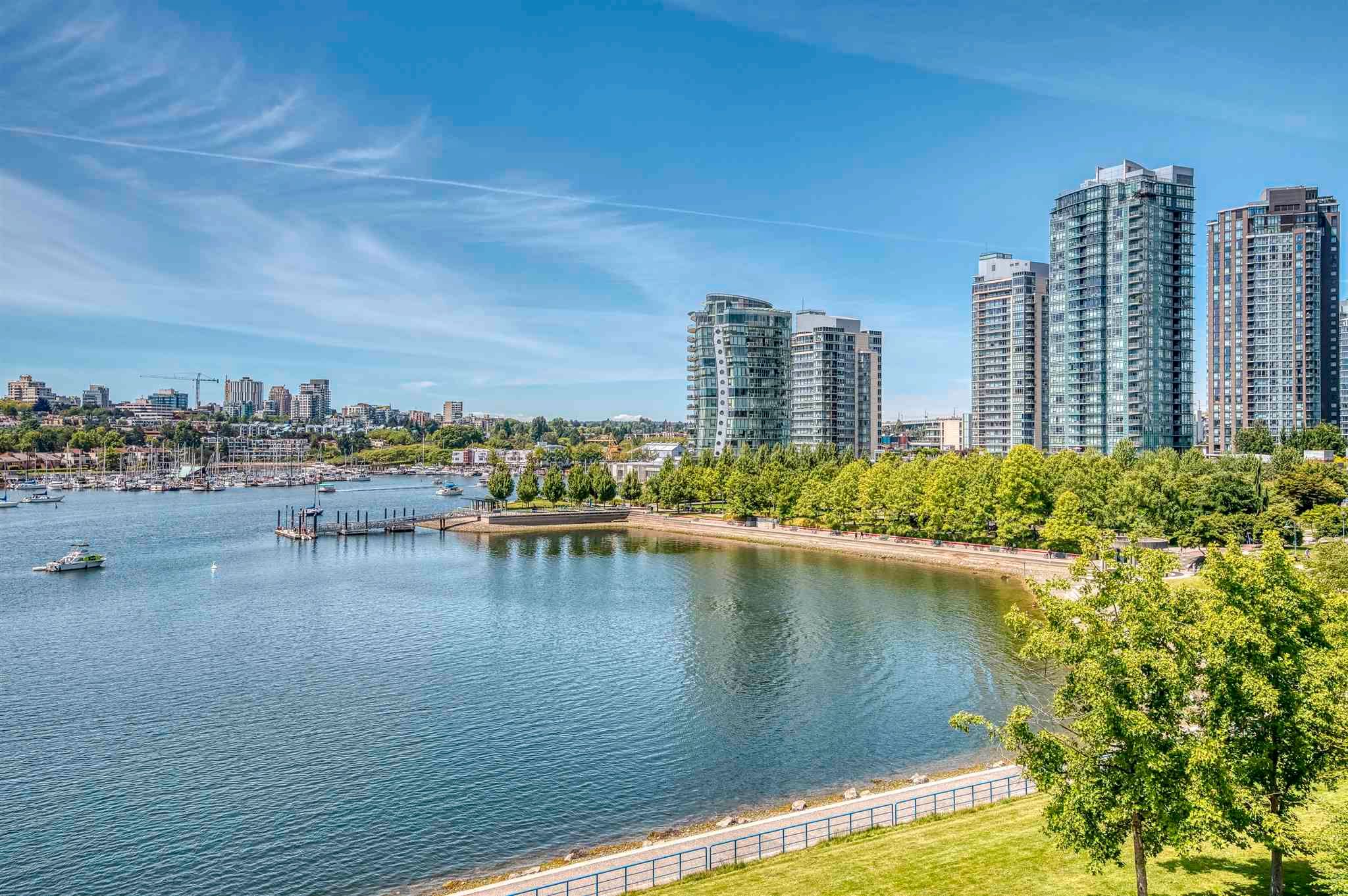Main Photo: 705 1383 MARINASIDE CRESCENT in Vancouver: Yaletown Condo for sale (Vancouver West)  : MLS®# R2594508