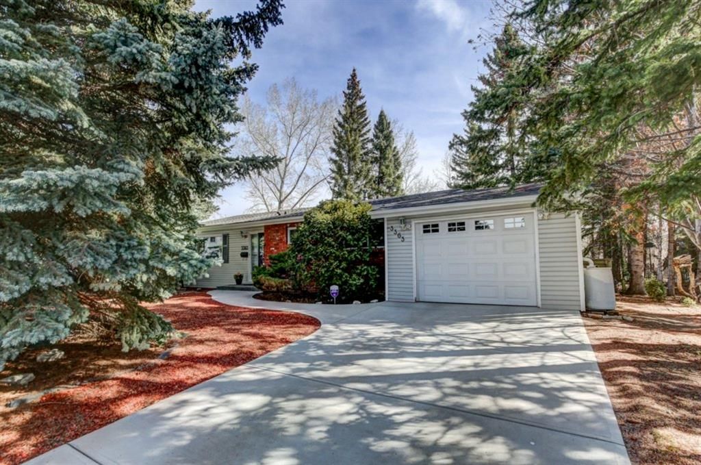 Main Photo: 3363 Breton Close NW in Calgary: Brentwood Detached for sale : MLS®# A1200985