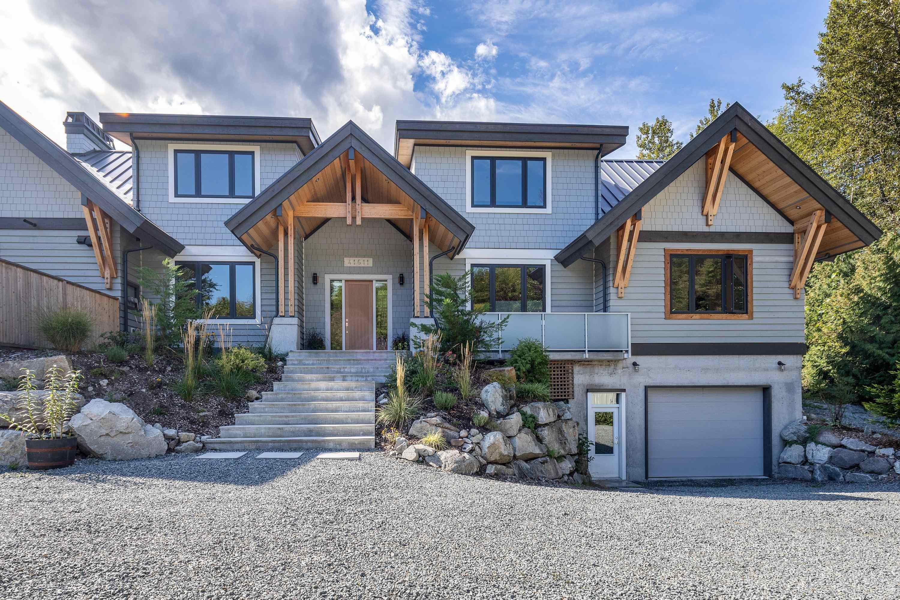 Main Photo: 41611 GRANT Road in Squamish: Brackendale 1/2 Duplex for sale : MLS®# R2640164