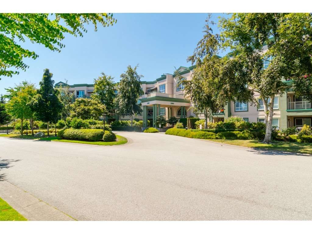 Main Photo: 225 13880 70 Avenue in Surrey: East Newton Condo for sale in "Chelsea Gardens- The Windsor Building" : MLS®# R2398385