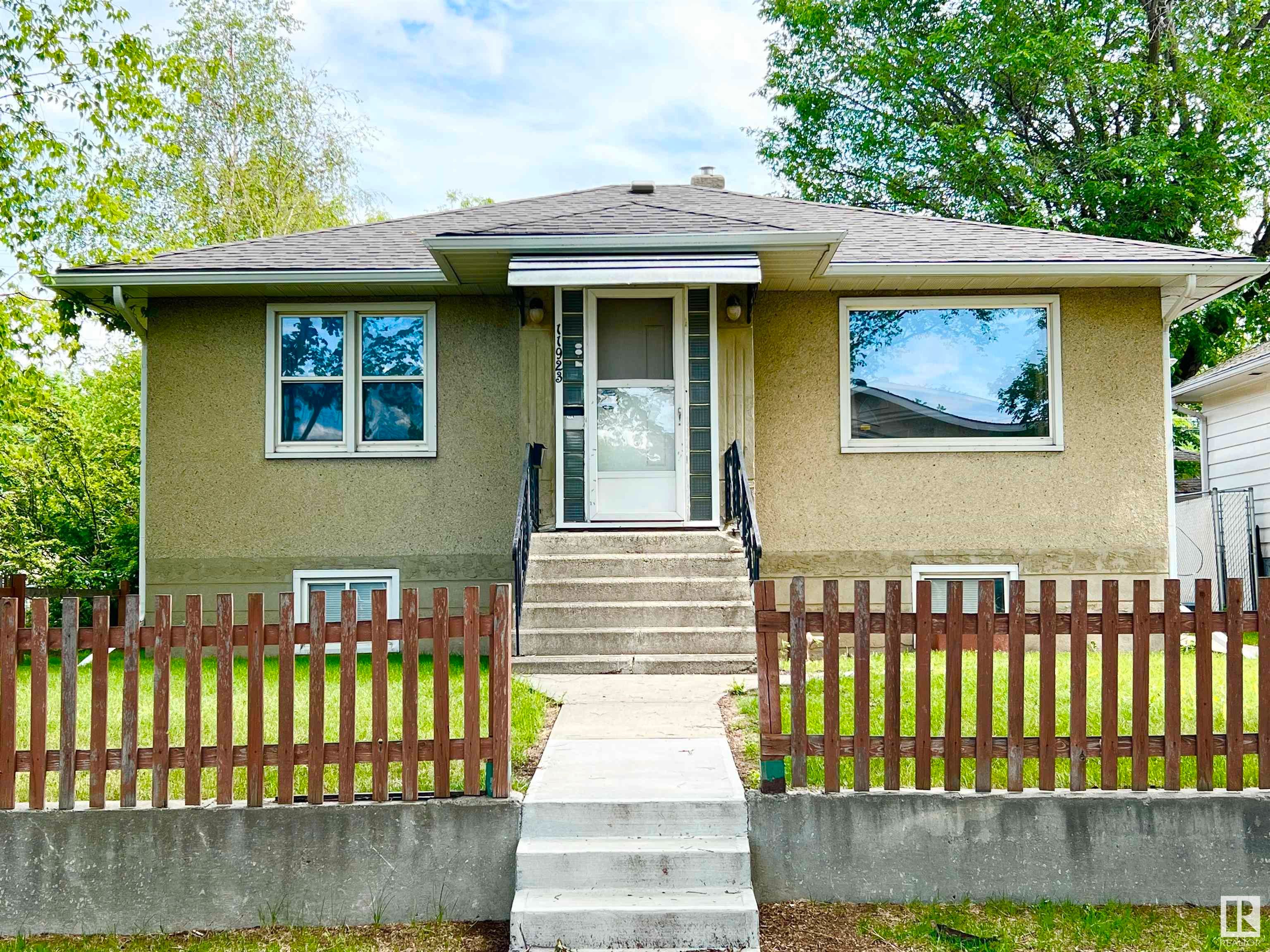 Main Photo: 11923 70 Street in Edmonton: Zone 06 House for sale : MLS®# E4300568