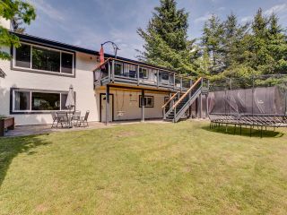 Photo 2: 1454 MAPLE Crescent in Squamish: Brackendale House for sale : MLS®# R2695511