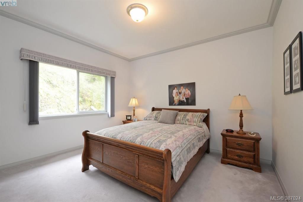 Photo 14: Photos: 1087 Totemwood Lane in VICTORIA: SE Broadmead House for sale (Saanich East)  : MLS®# 777609