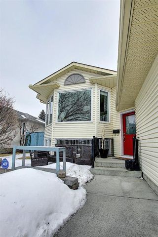 Photo 5: 25 Douglas Woods Grove SE in Calgary: Douglasdale/Glen Detached for sale : MLS®# A1244750