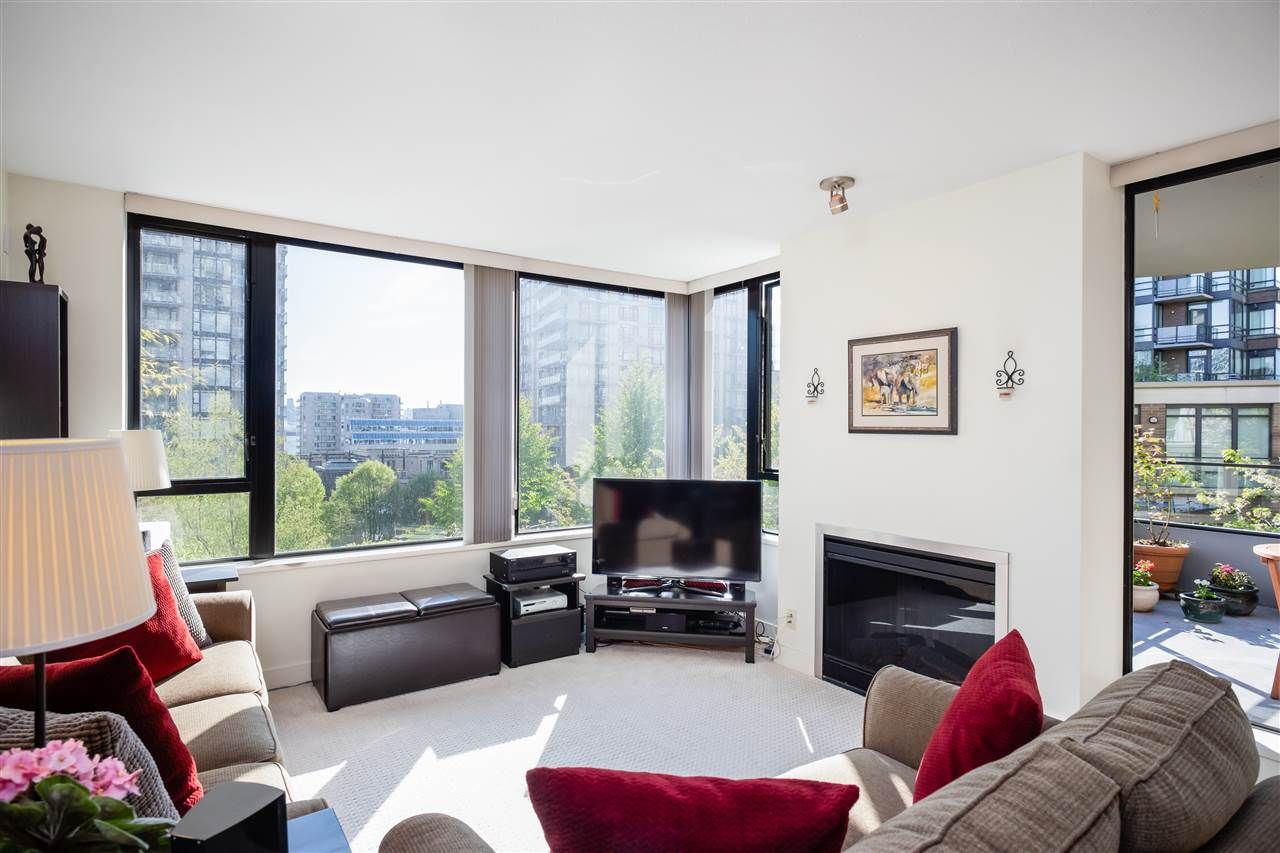 Main Photo: 403 151 W 2ND Street in North Vancouver: Lower Lonsdale Condo for sale in "SKY" : MLS®# R2389638