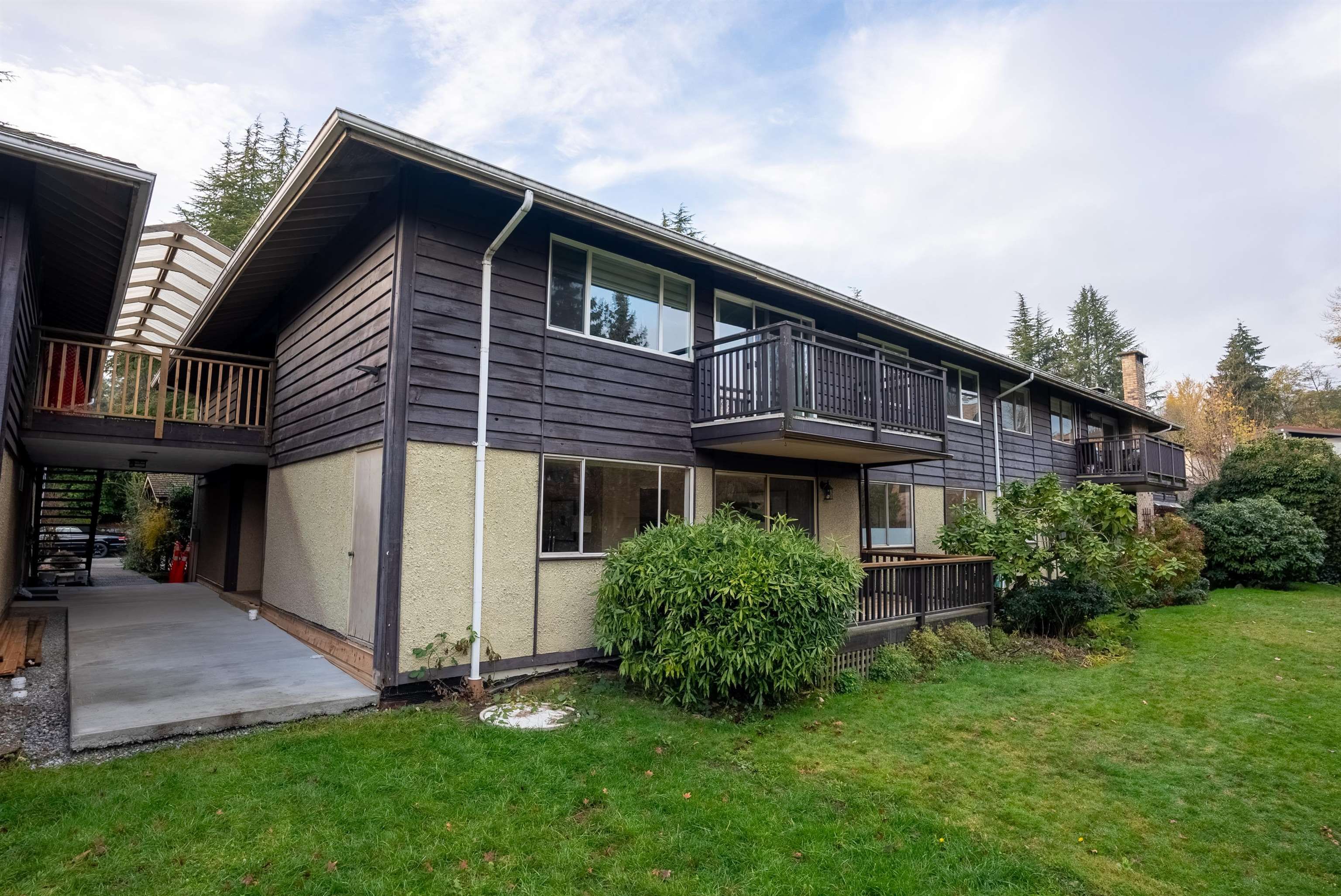 911 555  West 28TH Street, North Vancouver