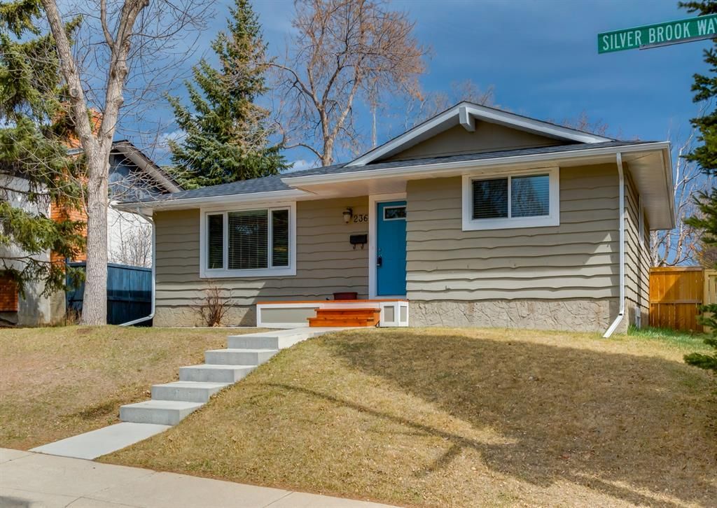 Main Photo: 236 Silver Brook Way NW in Calgary: Silver Springs Detached for sale : MLS®# A1213980