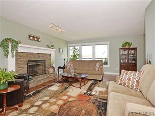 Photo 2: 885 Afriston Pl in VICTORIA: Co Triangle House for sale (Colwood)  : MLS®# 699341
