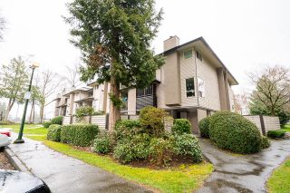 Photo 2: 14841 HOLLY PARK Lane in Surrey: Guildford Townhouse for sale in "Holly Park Lane" (North Surrey)  : MLS®# R2766349