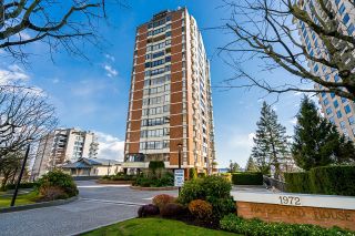 Photo 3: 601 1972 BELLEVUE Avenue in West Vancouver: Ambleside Condo for sale in "WATERFORD HOUSE" : MLS®# R2765524