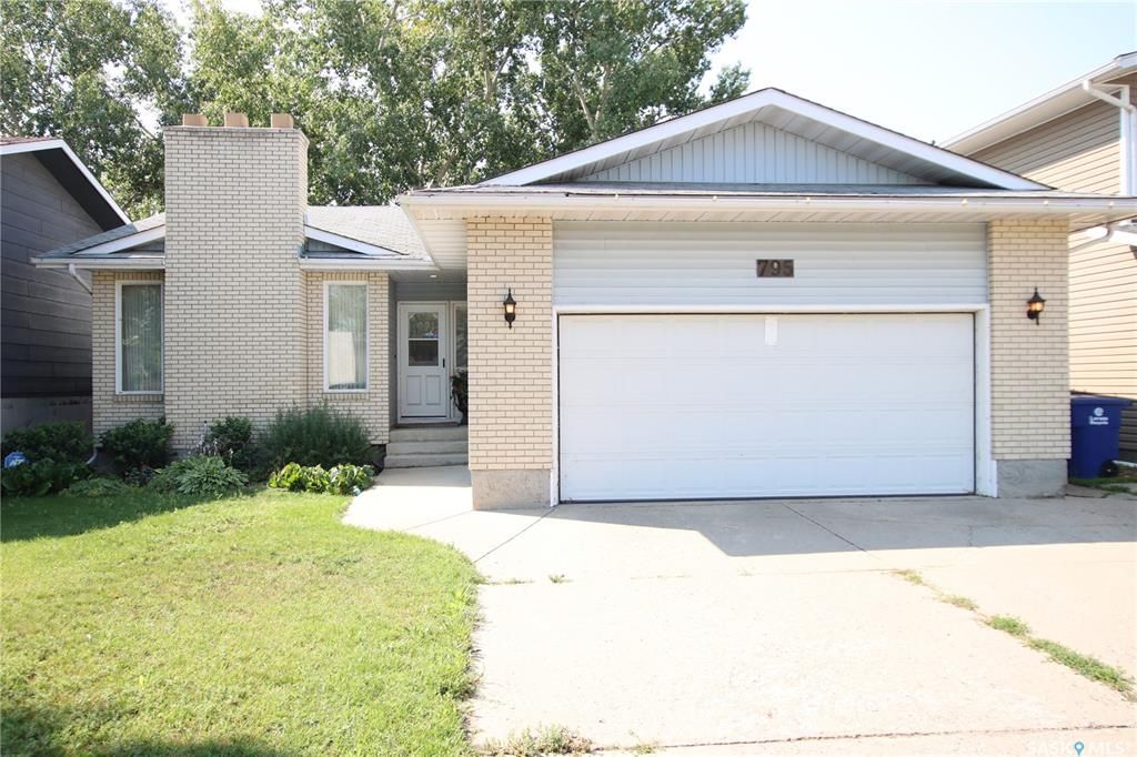 Main Photo: 795 Lenore Drive in Saskatoon: Lawson Heights Residential for sale : MLS®# SK939556