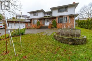 Photo 2: 2371 Arbutus Rd in Saanich: House for sale : MLS®# 961245