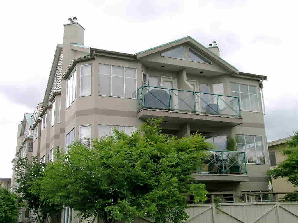 Main Photo: 204 131 W 20TH Street in North Vancouver: Central Lonsdale Condo for sale in "Vista West" : MLS®# R2270171