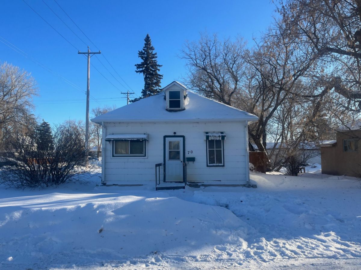 Main Photo: 70 8th Street NE in Portage la Prairie: House for sale : MLS®# 202300243