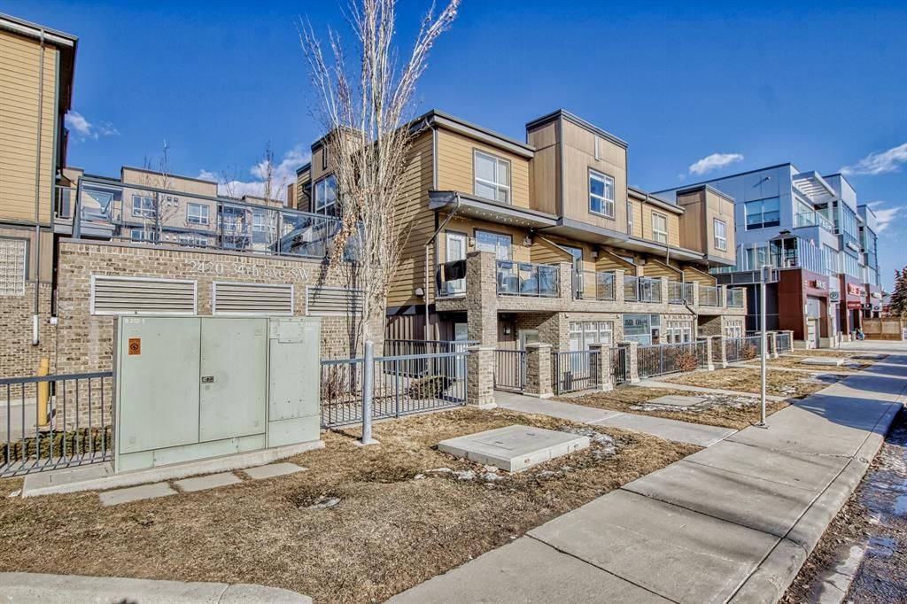 Main Photo: 204 2420 34 Avenue SW in Calgary: South Calgary Apartment for sale : MLS®# A2027302
