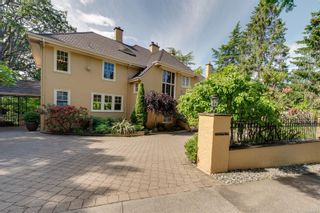 Photo 3: 1524 Shasta Pl in Victoria: Vi Rockland House for sale : MLS®# 882939