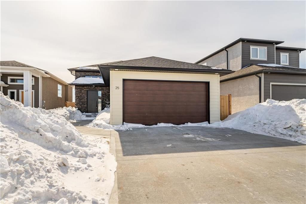 Main Photo: 25 Aberdeen Drive in Niverville: The Highlands Residential for sale (R07)  : MLS®# 202304662