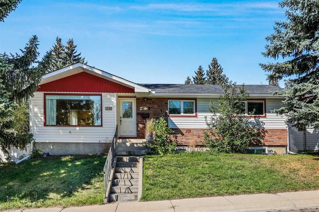 Main Photo: 176 Capilano Crescent NW in Calgary: Charleswood Detached for sale : MLS®# A2081478