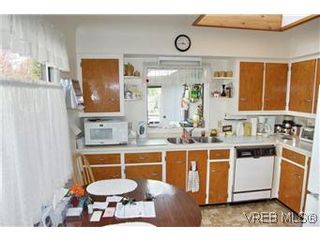Photo 6: 2413 Mowat St in VICTORIA: OB Henderson House for sale (Oak Bay)  : MLS®# 599535