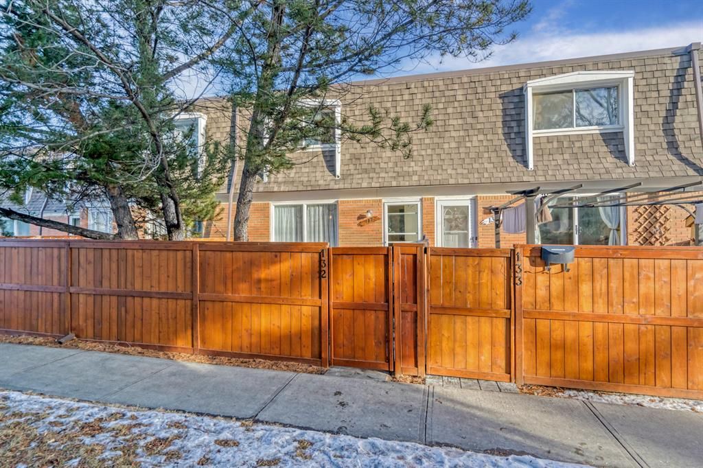 Main Photo: 132 330 Canterbury Drive SW in Calgary: Canyon Meadows Row/Townhouse for sale : MLS®# A2018522
