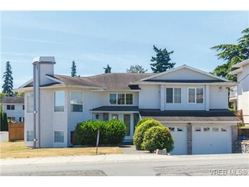 Main Photo: 1283 Santa Rosa Ave in VICTORIA: SW Strawberry Vale House for sale (Saanich West)  : MLS®# 705878