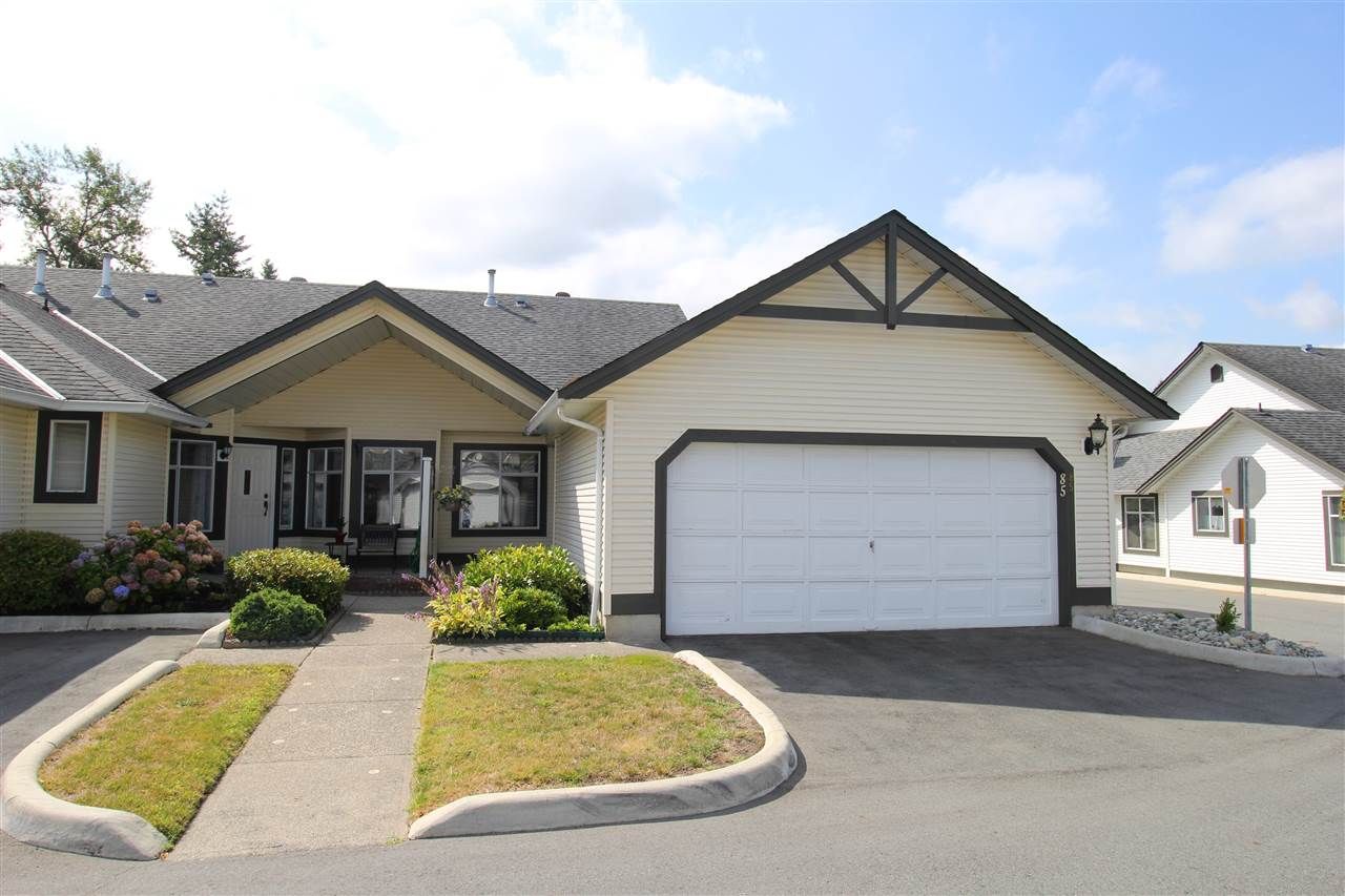 Main Photo: 85 19649 53 Avenue in Langley: Langley City Townhouse for sale in "Huntsfield Green" : MLS®# R2399090