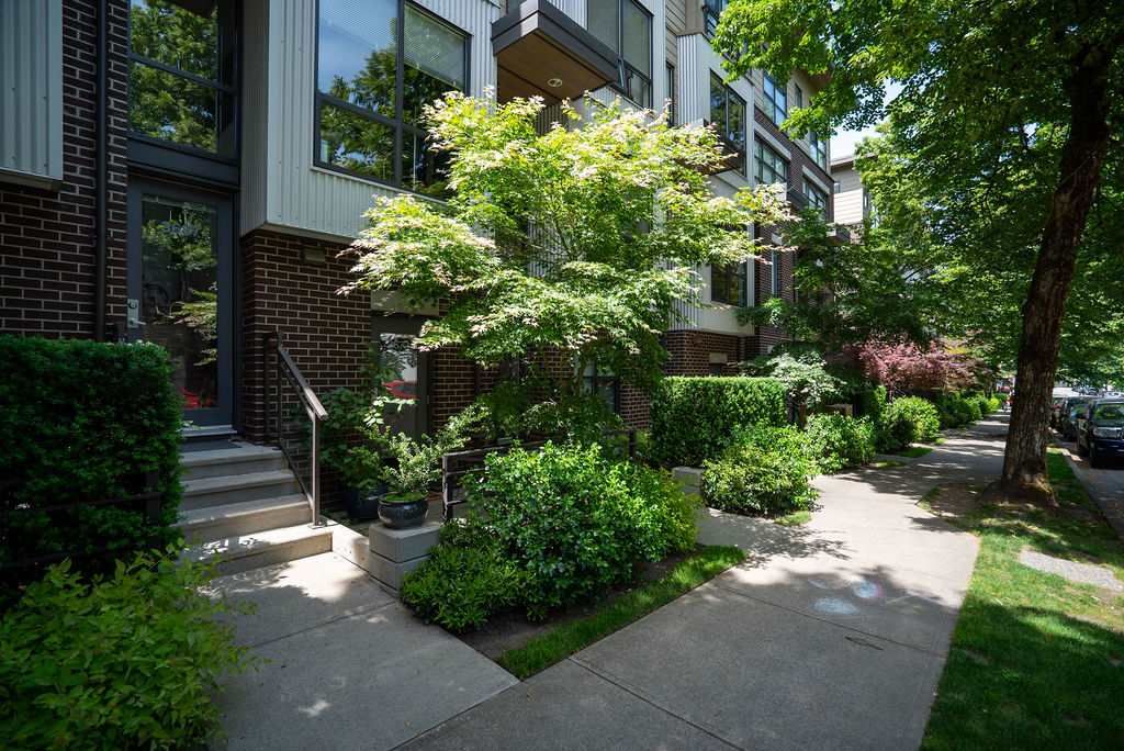 Main Photo: 3673 COMMERCIAL Street in Vancouver: Victoria VE Townhouse for sale in "BRIX II" (Vancouver East)  : MLS®# R2375971