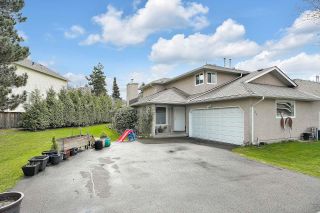Photo 2: 134 15501 89A Avenue in Surrey: Fleetwood Tynehead Townhouse for sale in "THE AVONDALE" : MLS®# R2769619